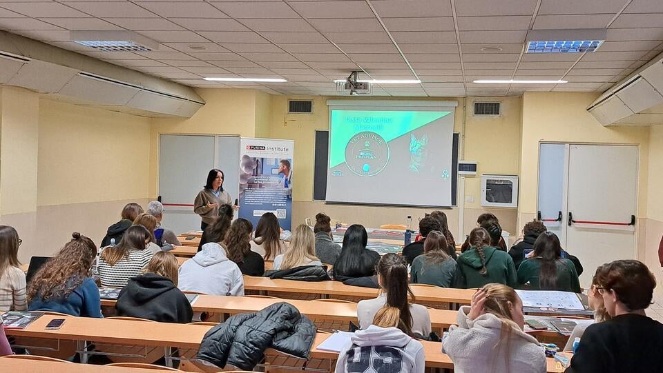 Aula com apresentação sobre nutrição animal em sala universitária.