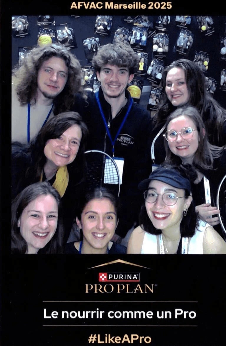 Grupo de estudantes posa em evento veterinário Pro Plan