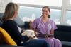 Veterinário conversando com cliente segurando um cachorro em um ambiente interno